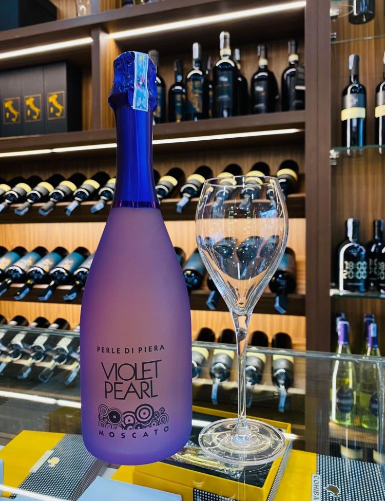 Rượu Vang Sủi Violet Pearl Moscato <5% ABV*