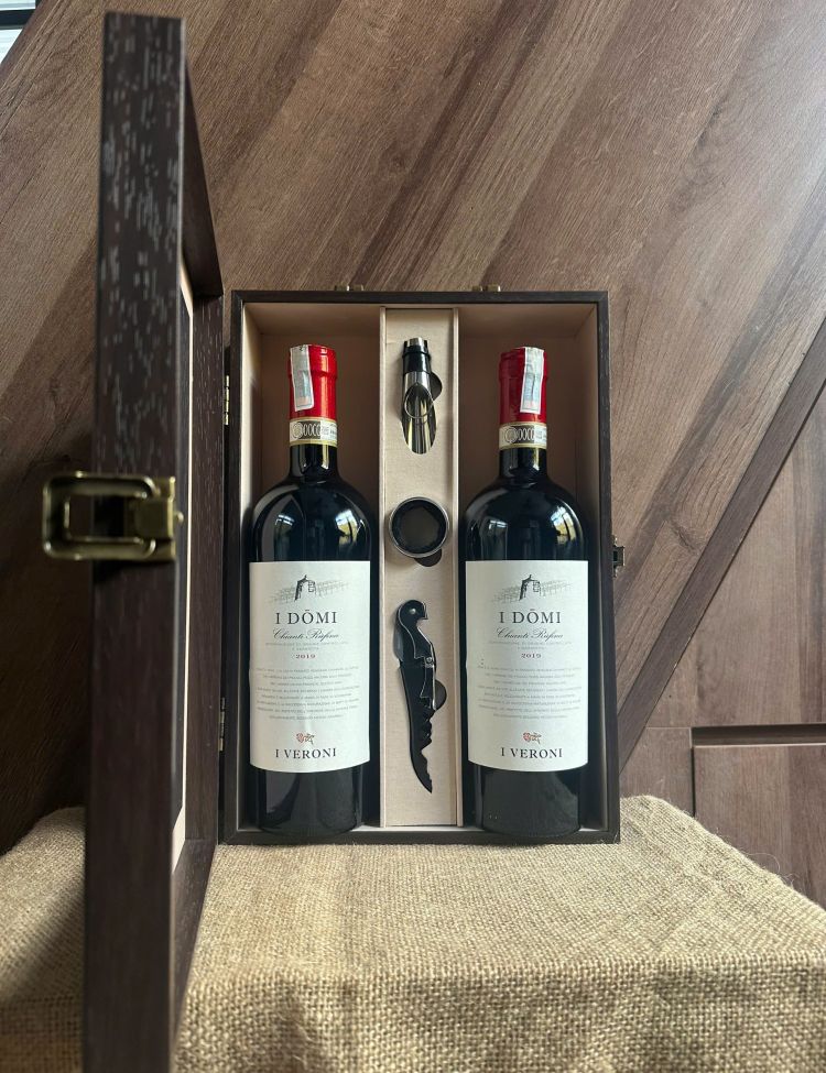 Hộp Quà Tặng Rượu Vang Ý I DOMI Chianti Riserva 2019 – 2 Chai + Phụ Kiện Cao Cấp <5% ABV*